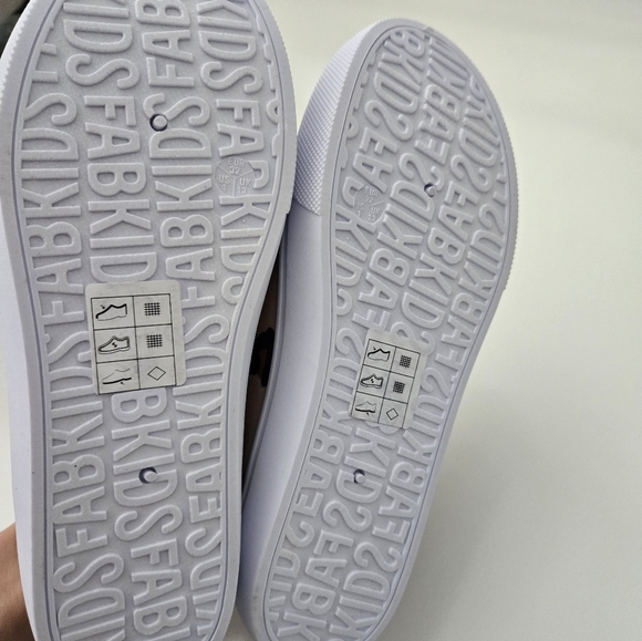 FabKids Tan Leopard Heart Sneaker. Size 1. New. - Picture 6 of 6